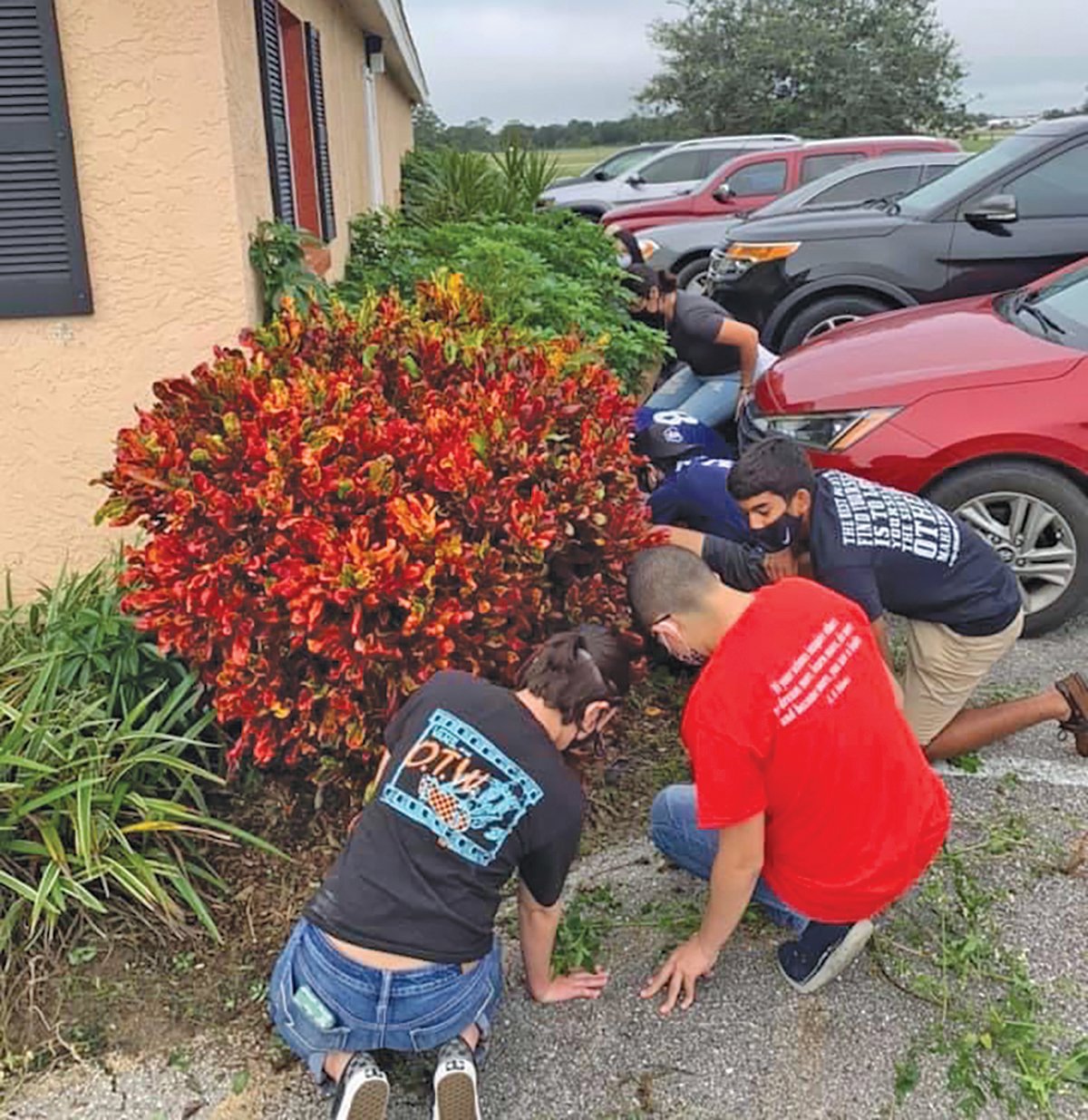 LABELLE — LHS National Honor Society Students working you help with landscaping and maintenance around the Caloosa Humane Society building.